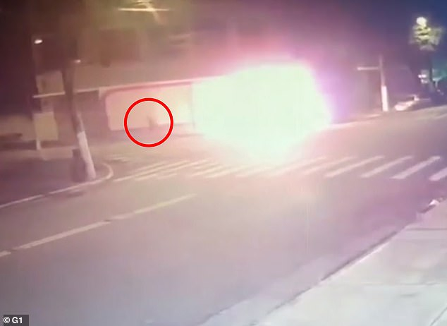 Ужасяващо ВИДЕО 18+ показва как мъж бе изгорен жив на улицата
