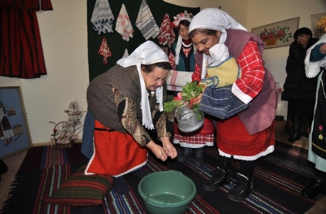 Голям празник е днес! Спазват се ритуали със сексуален символичен смисъл