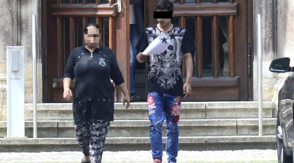 Малолетните циганета, изнасилили млада германка, втрещиха съда с версията си за половия акт 
