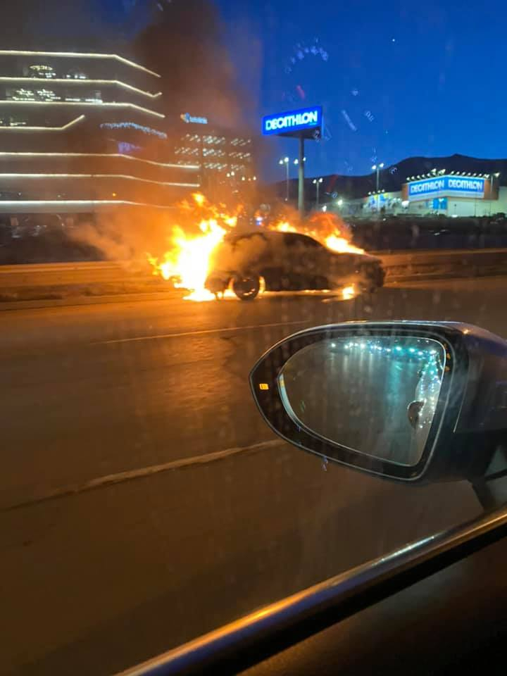 Кола пламна на Околовръстното в София СНИМКА