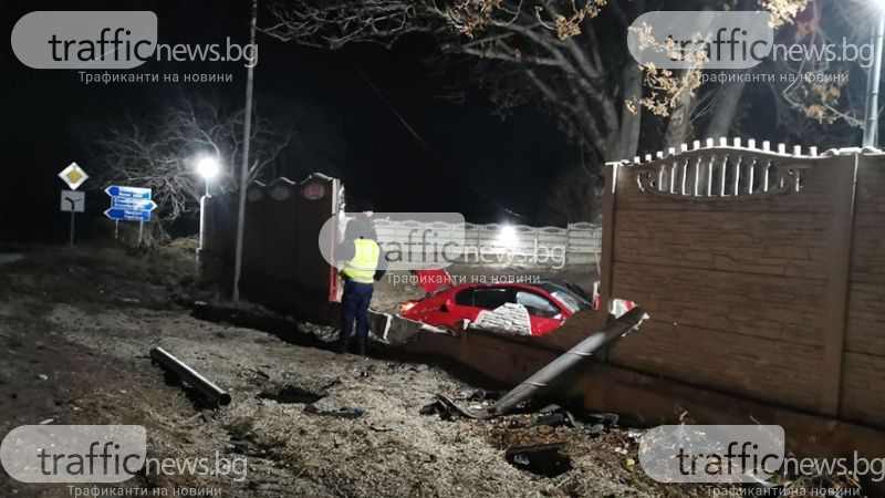 Зрелищни СНИМКИ от странна катастрофа с червено БМВ в Пловдив