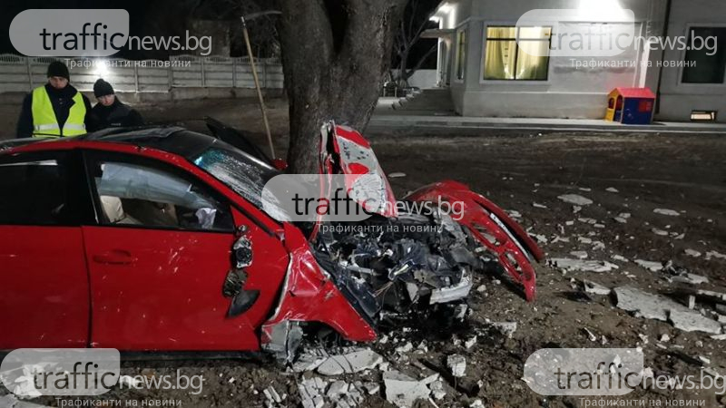 Зрелищни СНИМКИ от странна катастрофа с червено БМВ в Пловдив