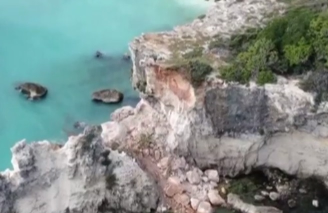 Уникално ВИДЕО от рухването на голяма туристическа атракция 