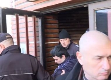Окован и по анцуг се появи Мартин, изнасилил и убил Кристин от Сотиря СНИМКИ
