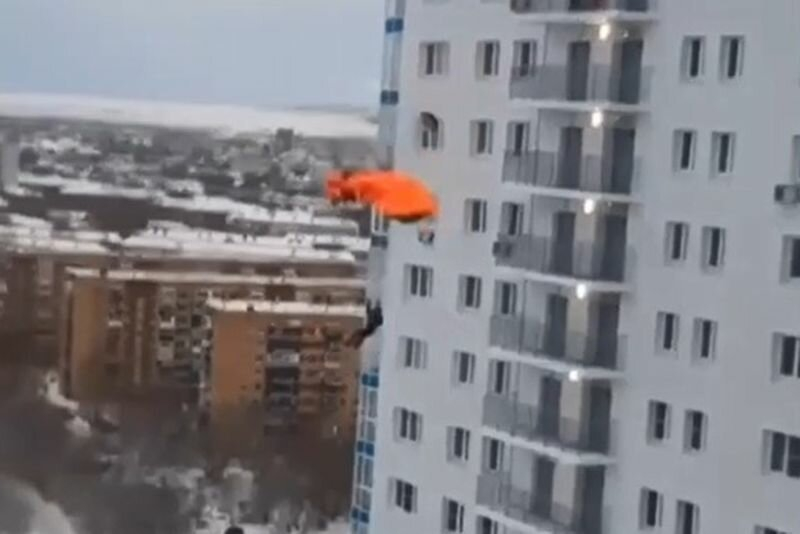 Скачат с парашут от жилищна панелка ВИДЕО