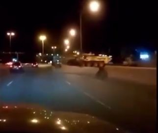 Бронирана техника по улиците на Мускат след смъртта на султана на Оман ВИДЕО 