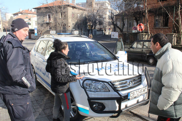 Съпрузи от Хасково излязоха на улицата и се втрещиха от гледката във фиата си СНИМКИ 