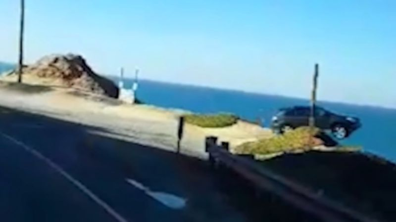 Кола излетя в урва и се разтвори във въздуха ВИДЕО