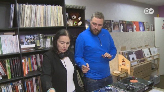 Невероятната история на Сарина, която сутрин е чистачка, а вечер е... СНИМКИ