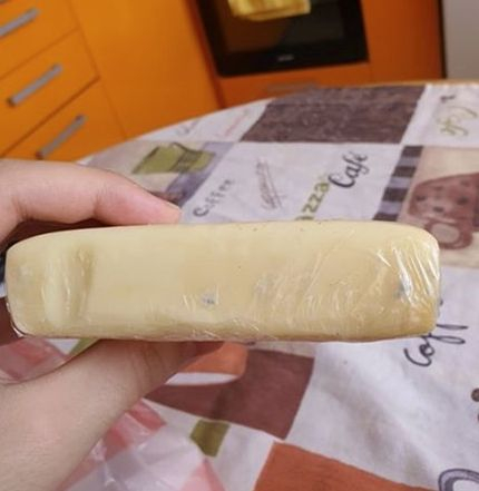 Русенец си купи кашкавал, но когато се вгледа по-внимателно, изригна от погнуса СНИМКИ 
