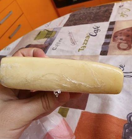 Русенец си купи кашкавал, но когато се вгледа по-внимателно, изригна от погнуса СНИМКИ 