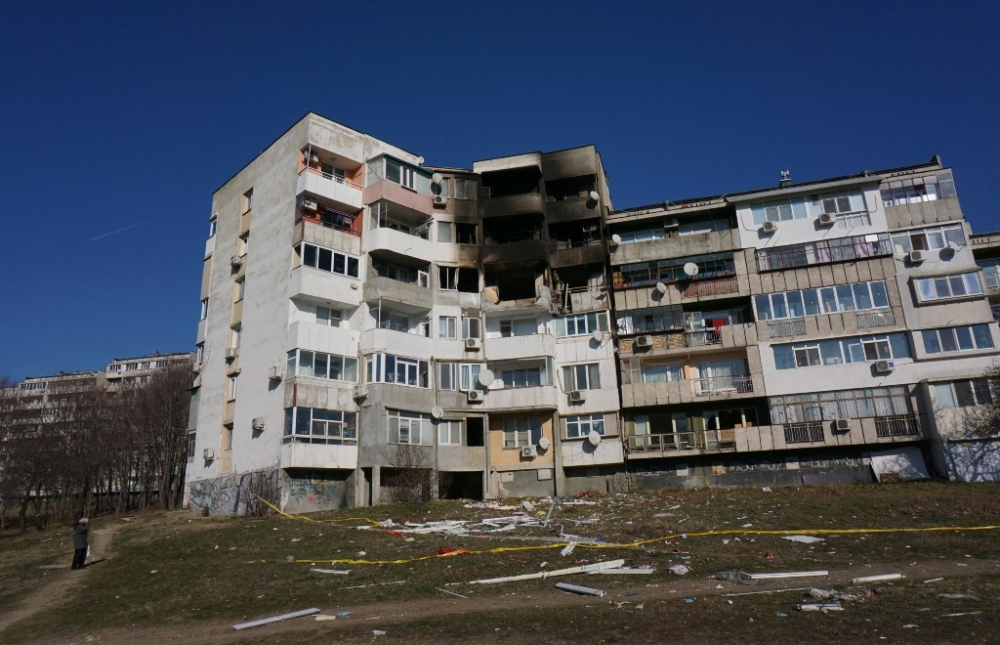 Разруха: СНИМКИ показват какво остана от взривения блок във Варна
