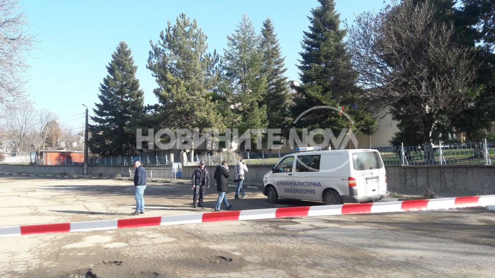 Взрив във Ветово близо до общината СНИМКИ