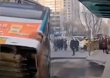 Автобус пропадна под земята в Китай, има загинали ВИДЕО