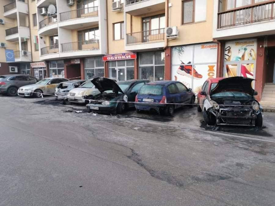 Огнен ад тази нощ! 7 коли горяха като факли СНИМКИ