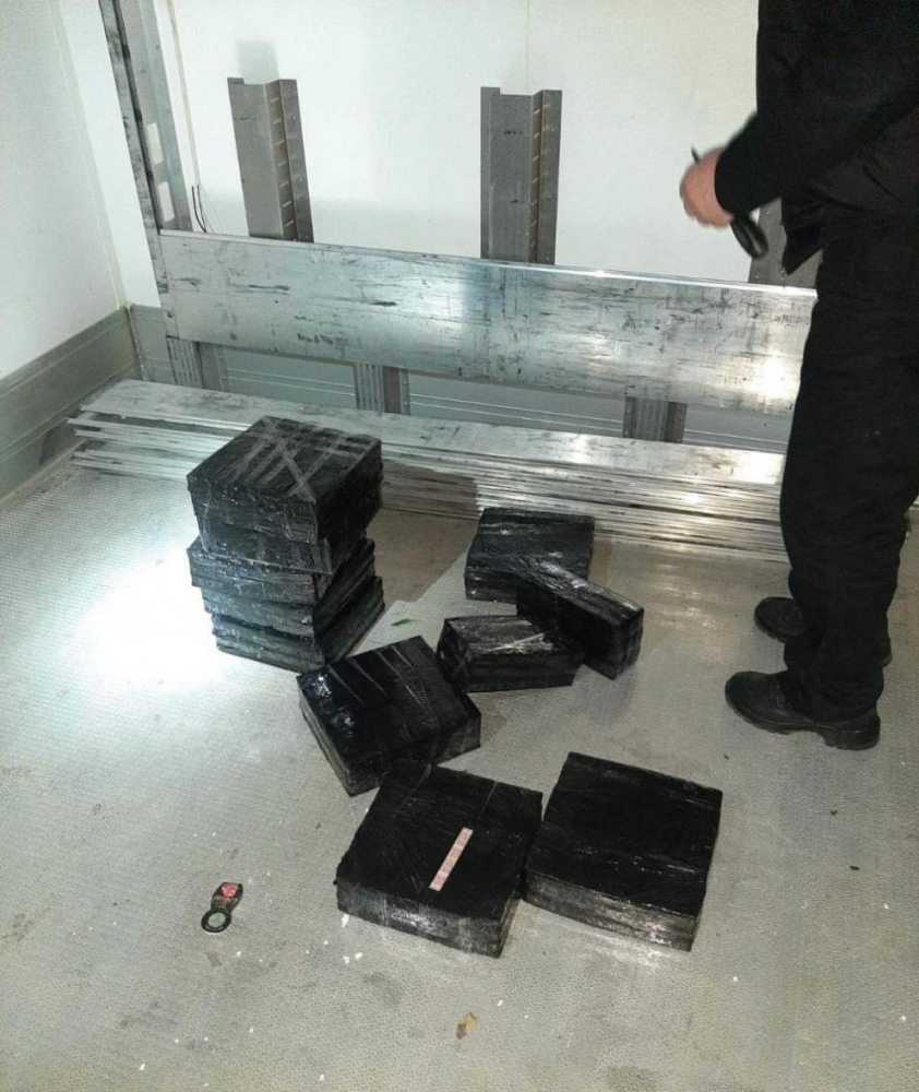 Само за дни: Иззеха над 230 000 къса цигари на „Капитан Андреево СНИМКИ