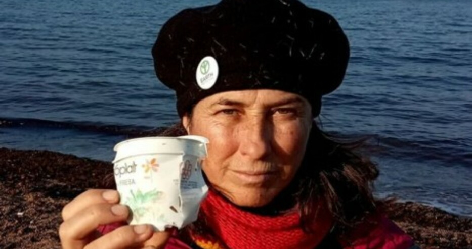 Морето изхвърли кофичка от кисело мляко на 44 години, на която пишеше... ВИДЕО