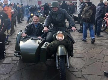 И таз добра! Хитлер се появи в Германия... на мотор ВИДЕО