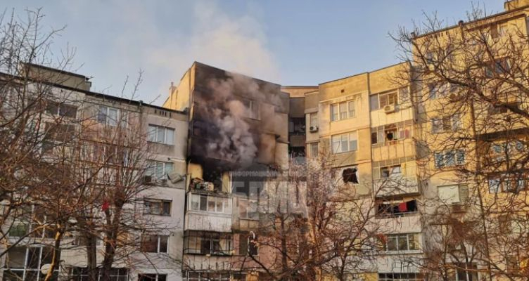 Нови СНИМКИ показват каква разруха цари след взрива в блока във Варна