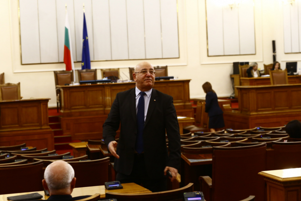 Кой ще удари рамо на Ревизоро за министър в парламента