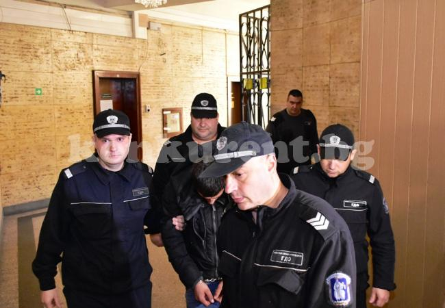 Извергът от Галиче не можа да си каже ЕГН-то в съда и пожела да остане в ареста СНИМКИ
