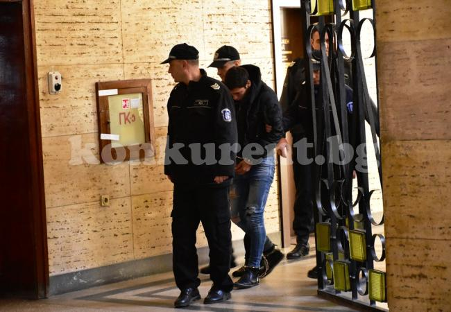 Извергът от Галиче не можа да си каже ЕГН-то в съда и пожела да остане в ареста СНИМКИ