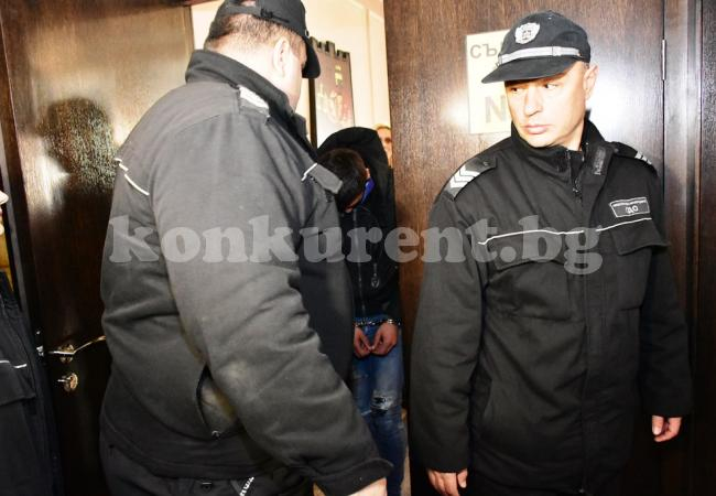 Извергът от Галиче не можа да си каже ЕГН-то в съда и пожела да остане в ареста СНИМКИ