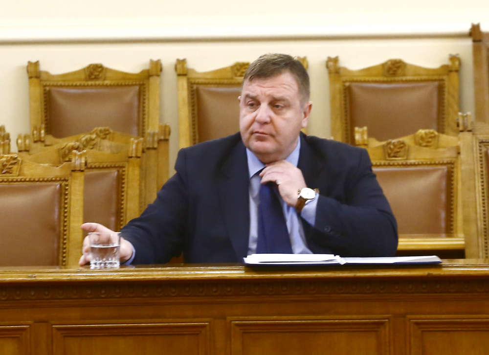 Каракачанов пуснал руски самолет със зенитни ракети за Сърбия да мине над България