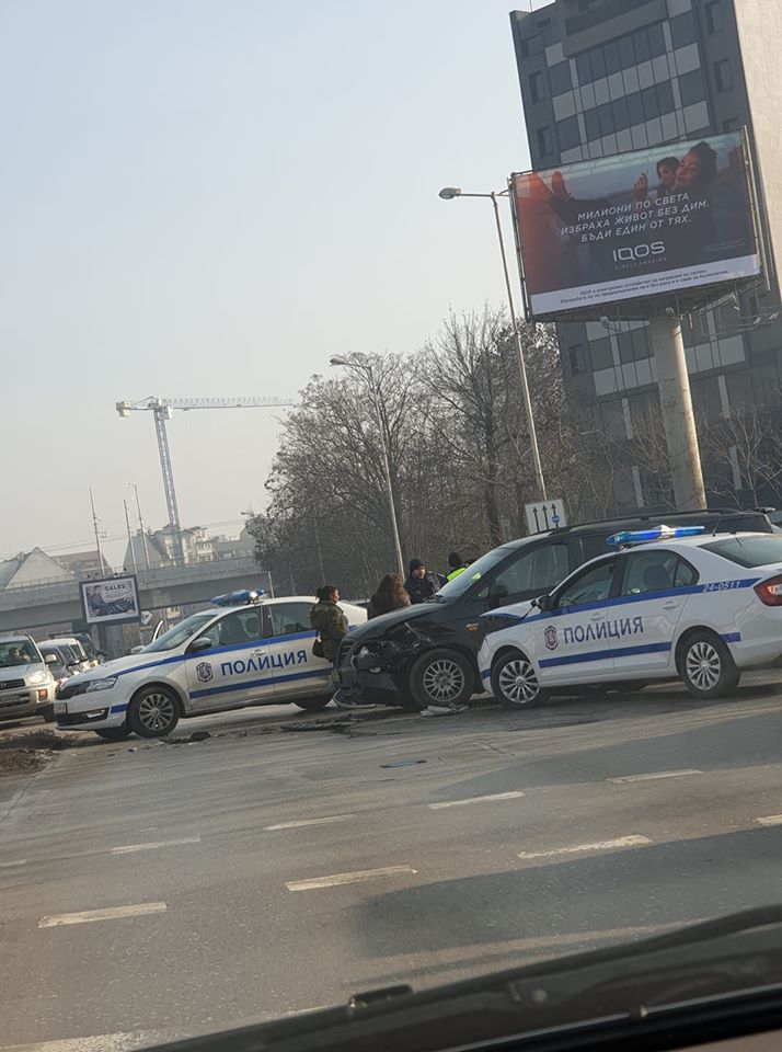 Зрелищно меле с патрулка и джип в центъра на София СНИМКА