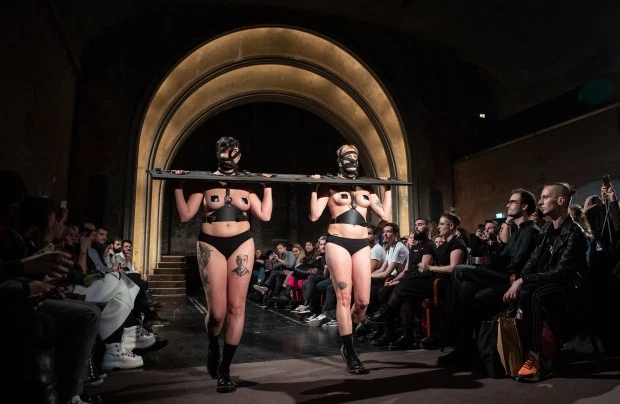 Шок на Берлинската седмица на модата: Голи манекенки и БДСМ СНИМКИ 18+