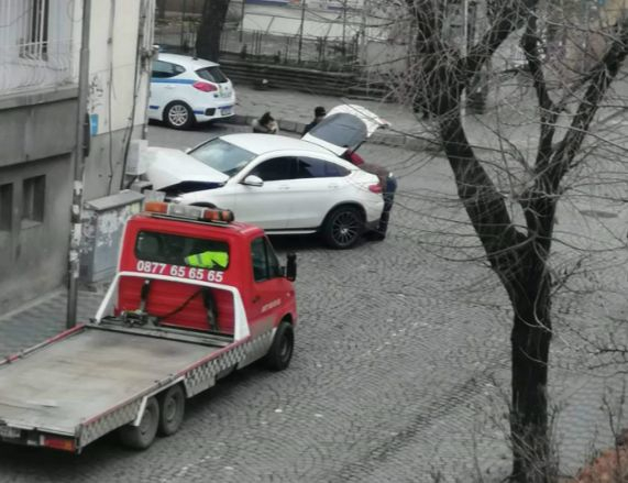 Само в БЛИЦ! Син на бизнесмен се размаза с джип за 150 бона в къщата на известен карловски общинар СНИМКИ