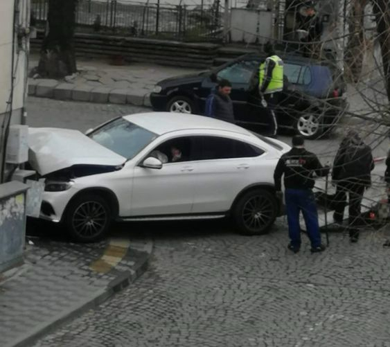 Само в БЛИЦ! Син на бизнесмен се размаза с джип за 150 бона в къщата на известен карловски общинар СНИМКИ