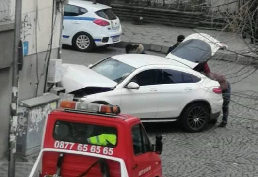 Само в БЛИЦ! Син на бизнесмен се размаза с джип за 150 бона в къщата на известен карловски общинар СНИМКИ