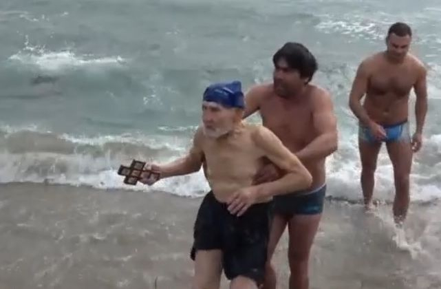 93-годишен дядо посрами младоците на Йордановден по стар стил ВИДЕО