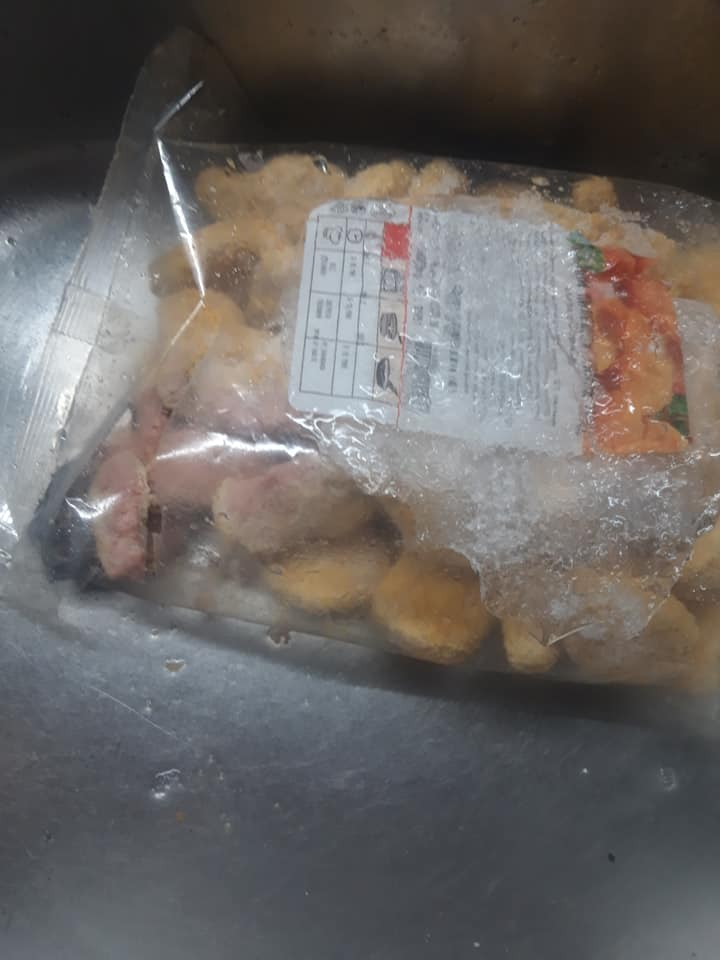 Софиянка купи пилешки хапки и припадна, когато видя това вътре! СНИМКИ