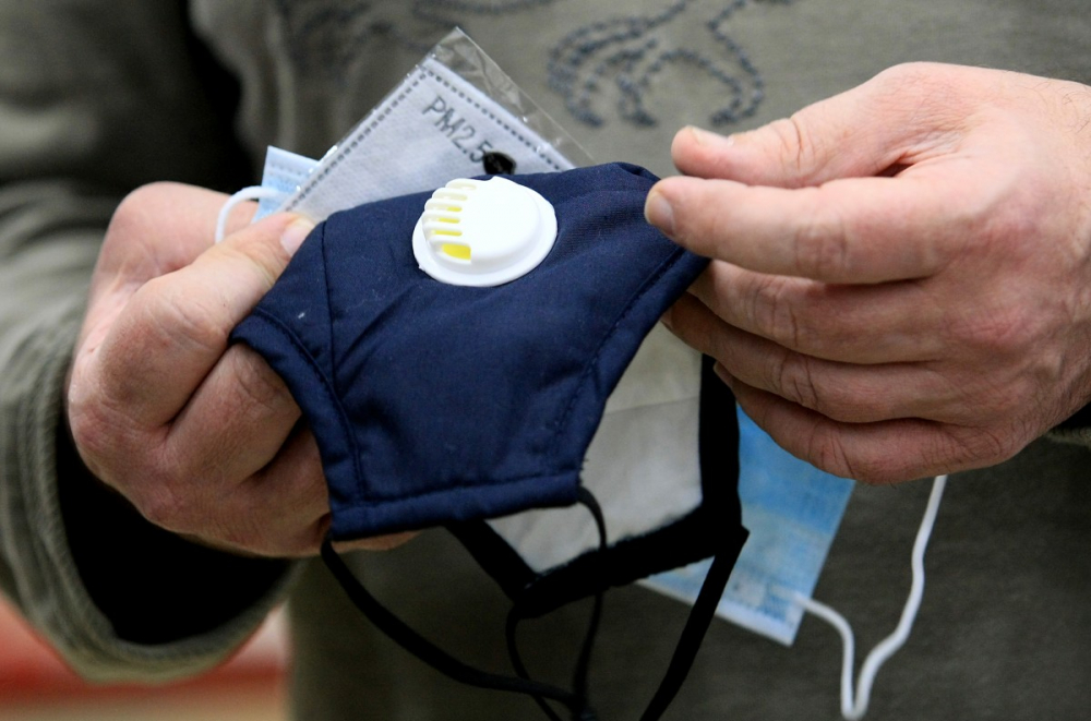 Фармацевт показа единствените маски, които пазят от смога 