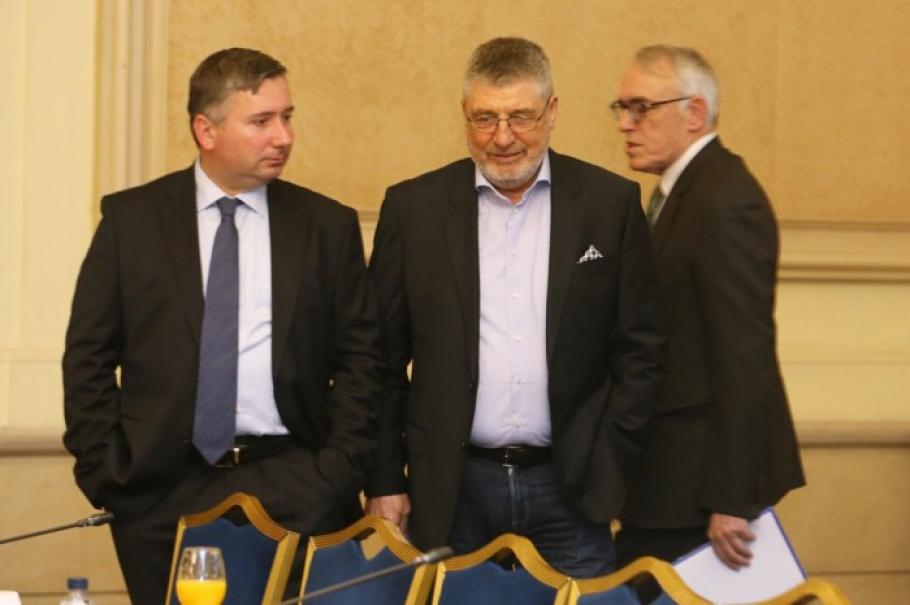 Костов крие тъмното си минало, а Доган и Пеевски са враговете му
