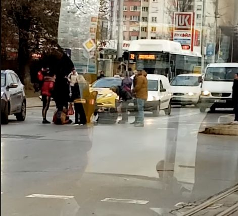 Само в БЛИЦ! Кошмар в столичния кв. "Красна поляна" - две момичета лежат на земята СНИМКИ