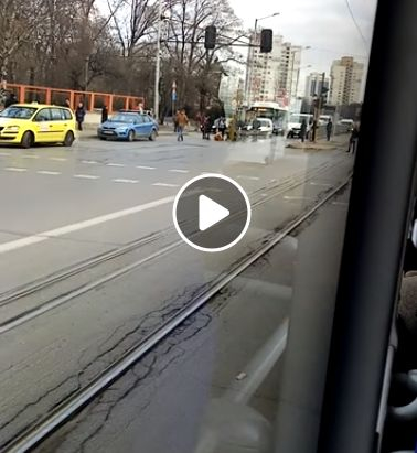 Само в БЛИЦ! Кошмар в столичния кв. "Красна поляна" - две момичета лежат на земята СНИМКИ