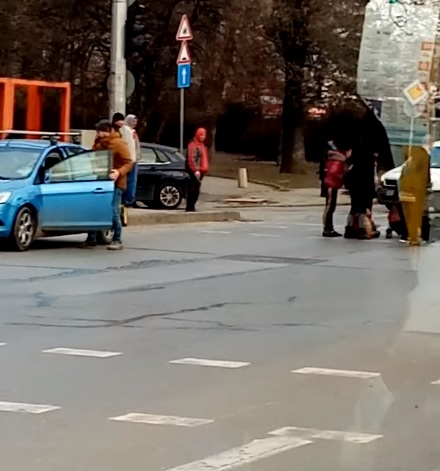 Само в БЛИЦ! Кошмар в столичния кв. "Красна поляна" - две момичета лежат на земята СНИМКИ
