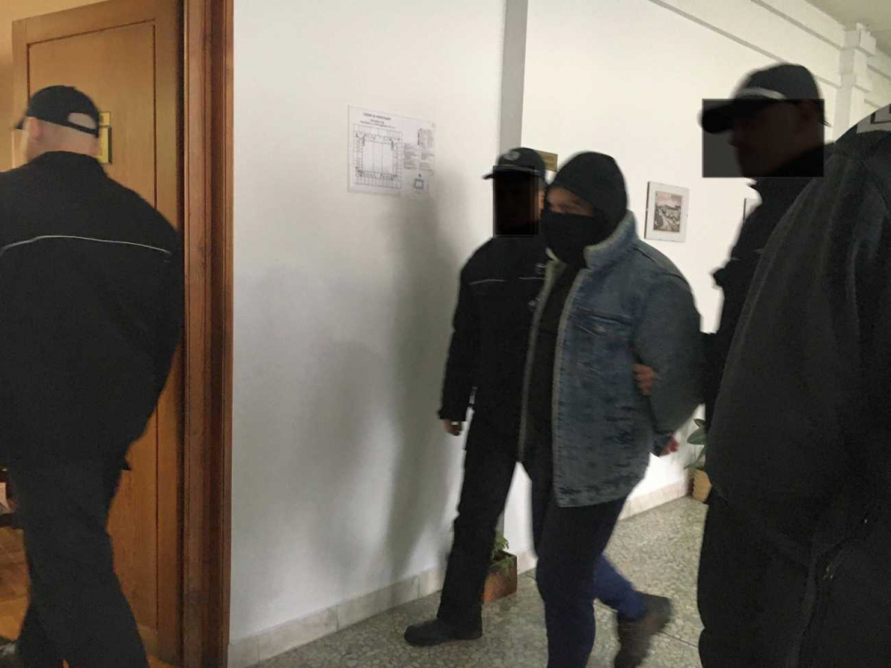Килърът Попчето пристигна в съда, маскиран като нинджа СНИМКИ