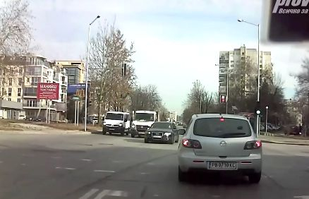 Черна нинджа изправи косите на всички на кръстовище в Пловдив ВИДЕО