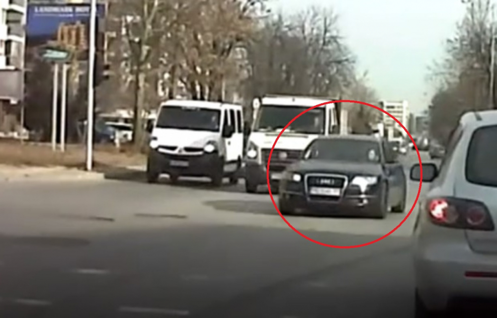 Черна нинджа изправи косите на всички на кръстовище в Пловдив ВИДЕО