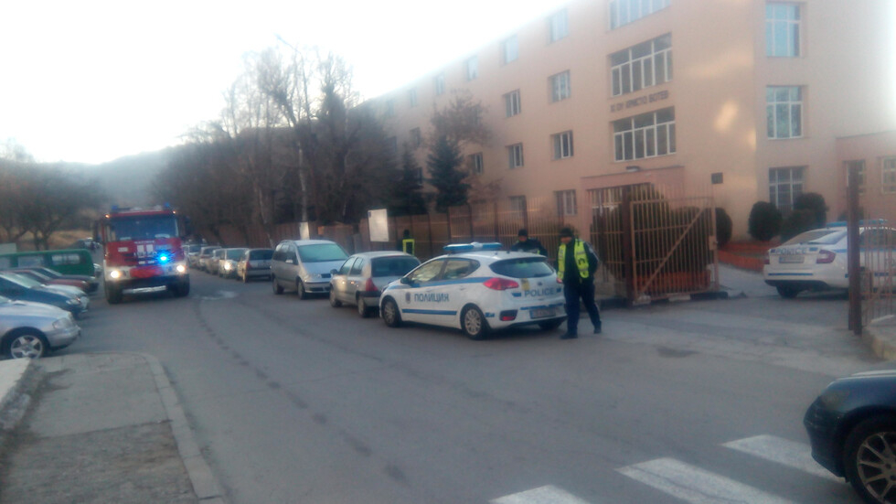 Благоевград е на нокти, евакуират училище