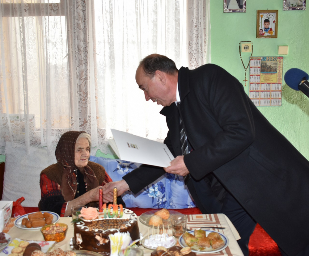 100-годишна баба от Асеновградско пере, мете и храни животни