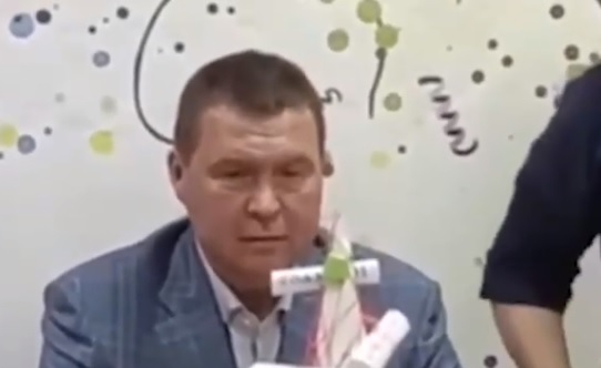 Подариха на депутат елха, украсена с неизпълнените му обещания ВИДЕО 