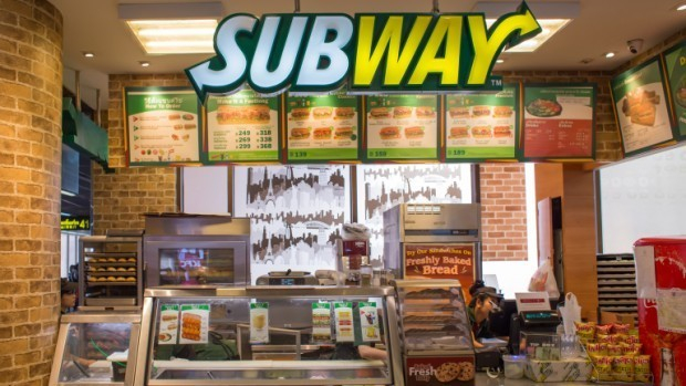 Гнусотия: Служител в Subway си свали гащите и се почеса отзад, а после... СНИМКА 18+