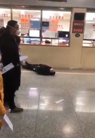 Хора падат по улиците, покосени от китайския вирус убиец! ВИДЕО