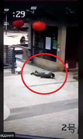 Хора падат по улиците, покосени от китайския вирус убиец! ВИДЕО