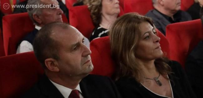 Президентът Радев на кино със съпругата, а красива блондинка се присламчи към него СНИМКИ